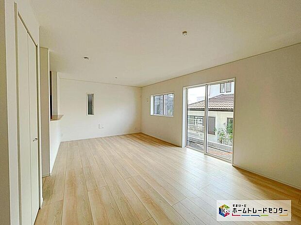 【 LDK 】
広々としたLDKに、自分好みのインテリアでレイアウト。季節ごとに模様替えなども、楽しみの一つとなりそうです。