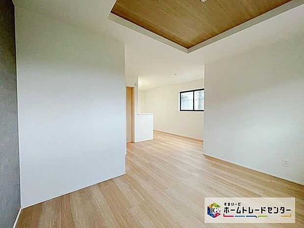 ☆ リビング ☆
明るく開放感あふれるリビングです。ご家族でインテリアのレイアウトを考えるのも楽しみになりそうです。