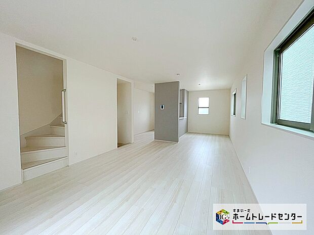 全棟　リビング広々２１帖超☆１号棟は３ＬＤＫ＋Ｓプラン、２号棟は２LDK＋Ｓプランです♪思い描くライフスタイルに合った１棟をお選びいただけます！