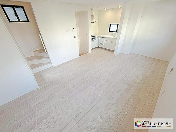 ☆　食洗機付　システムキッチン　☆
収納力豊富な爽やかなシステムキッチンを用意しております。いつもキレイにしておきたくなるキッチンスペースです☆