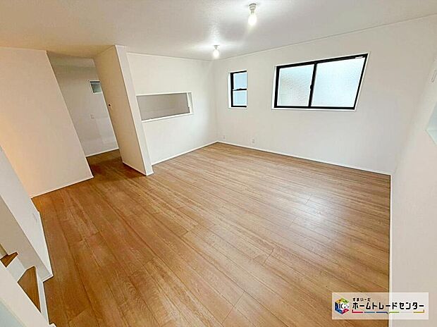 ☆ リビング ☆
お陽さまの光をさわやかな風をたっぷりとりこめます。室内はいつも明るい印象なので気持ちの良い朝を迎えられます。毎日の生活も明るくなりそう。