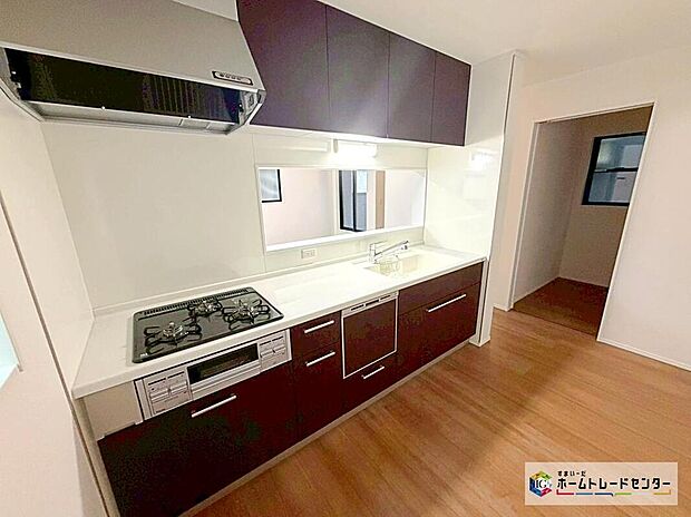 ☆ 対面式キッチン ☆
収納力豊富な爽やかなシステムキッチンを用意しております。いつもキレイにしておきたくなるキッチンスペースです☆