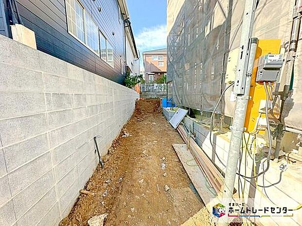 前面道路は開放感溢れる６．５ｍ幅☆陽当り・通風良好です♪
「ファミリーマート」まで徒歩４分、「クリエイトSD」まで徒歩１０分、毎日のお買い物も便利です♪