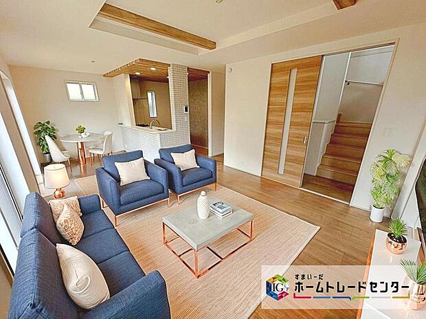 ☆　リビング　☆
現況の物件写真に、CG による画像処理を行っています。家具、家電、照明器具、小物、カーテン、その他のイメージはCG です。