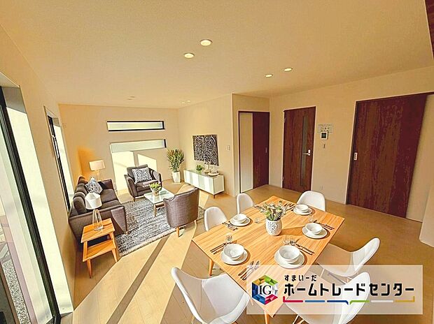 ☆　リビング　☆
リビングにはたくさんの窓を設置しました♪各方向から光が差し込みます！