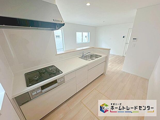 ☆　キッチン　☆
人工大理石トップのシステムキッチン。見栄えもよくお手入れもスムーズに出来ます。豊富な収納力もございますので、キッチンスペースをスッキリとお使い頂けそうです。