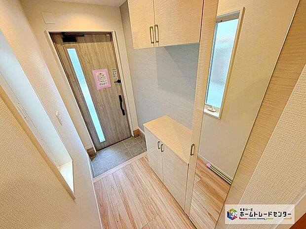 ☆　玄関　☆
コの字型の玄関収納を採用。多くの靴を収納できる上、飾り棚を利用して、お越しいただくお客様をおもてなしできます。