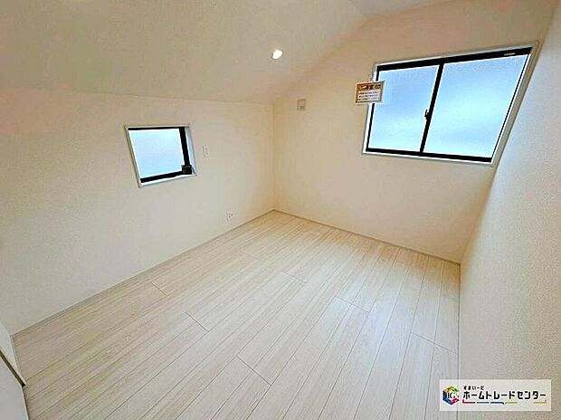 ☆　居室　☆
充分な広さの収納を備え、採光良好な洋室は、快適空間。プライベートの時間もゆったりお寛ぎ頂けそうです。