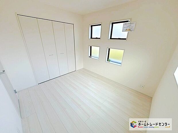 相鉄「鶴ヶ峰」駅まで1900m 、バス５分「白根台第１」停歩１分　多路線へのアクセスが可能な「横浜」駅から快速9分、利便性の良い「鶴ヶ峰」駅。旭区役所など行政機関、店が程よく整い、暮らしやすい住環です