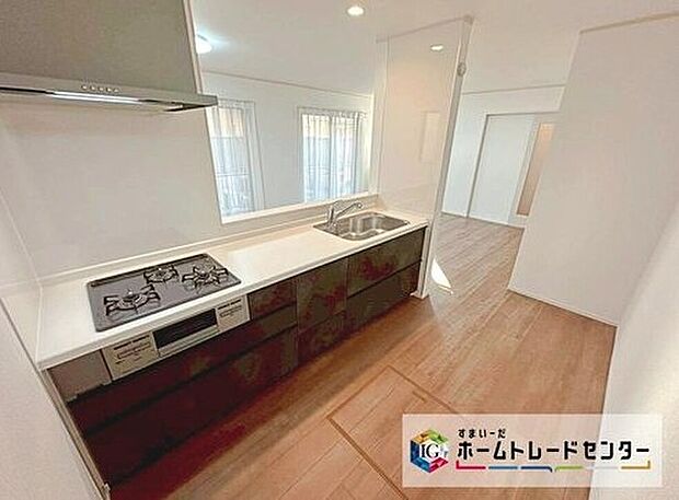 ☆　キッチン　☆
窓付きの明るく爽やかなキッチンスペースです♪人工大理石トップのシステムキッチン。見栄えもよくお手入れもスムーズに出来ます。豊富な収納力もございます♪