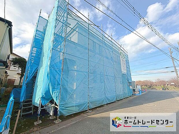 閑静な住宅街に立地します！
前面道路は開放感溢れる８ｍ幅！角地ですので、陽当たり・通風良好です♪
