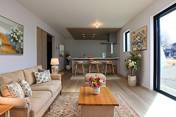 現況の物件写真に、CG による画像処理を行っています。家具、家電、照明器具、小物、カーテン、その他のイメージはCG です。