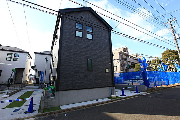 東急電鉄「市が尾」駅まで1360m 、徒歩１７分です。区役所、スポーツセンターなど公共の施設が集中する行政の主要エリアです。西友や成城石井などの買物施設も充実♪