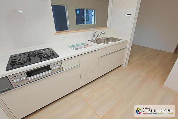 ☆　キッチン　☆
収納力豊富な爽やかなシステムキッチンを用意しております。床下収納もございますので、キッチンスペースをいつでもすっきりとお使い頂けそうです。