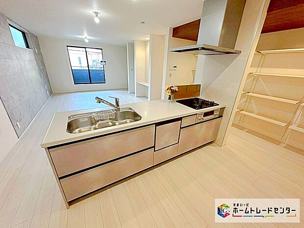☆　キッチン　☆
人工大理石トップのシステムキッチン。見栄えもよくお手入れもスムーズに出来ます。豊富な収納力もございますので、キッチンスペースをスッキリとお使い頂けそうです。