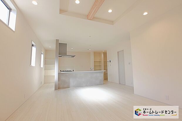 ☆　リビング　☆
１９．２５帖の広々リビングにはたくさんの窓を設置しました♪各方向から光が差し込みます！