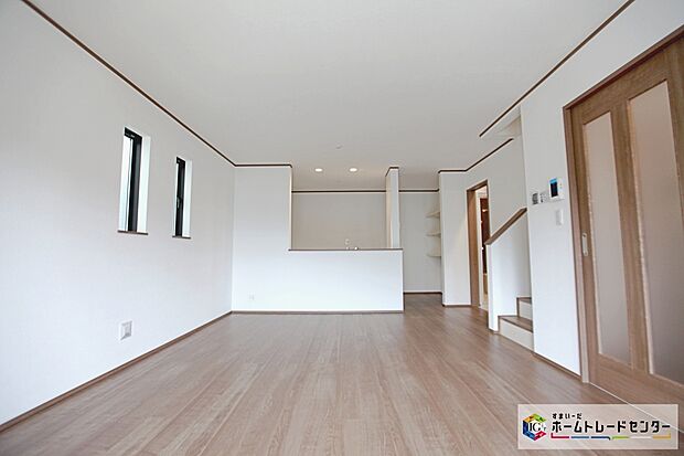 東急電鉄「梶が谷」駅まで1000m 、徒歩１３分です。駅周辺にはマンションも多く、全体として新興住宅地の中の駅という体をなしています。都会の喧騒を忘れてしまいそうな穏やかな雰囲気を持った街となっていま