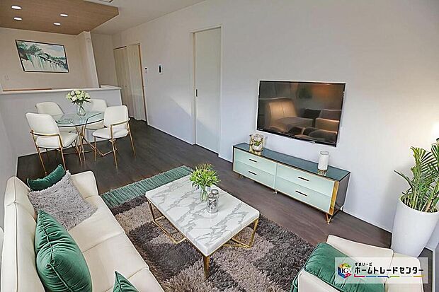 ☆ リビング ☆
現況の物件写真に、CG による画像処理を行っています。家具、家電、照明器具、小物、カーテン、その他のイメージはCG です。