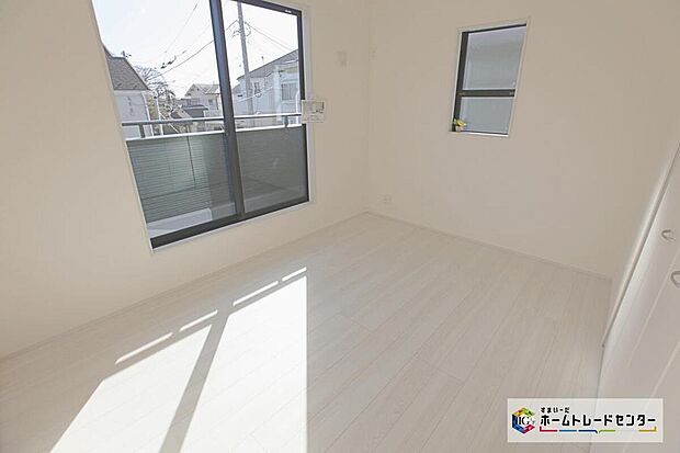 ☆ 居室 ☆
収納を随所に設置しておりますので、住空間を有効活用出来ます。自分好みのお部屋で、ゆったりお寛ぎ頂けます。