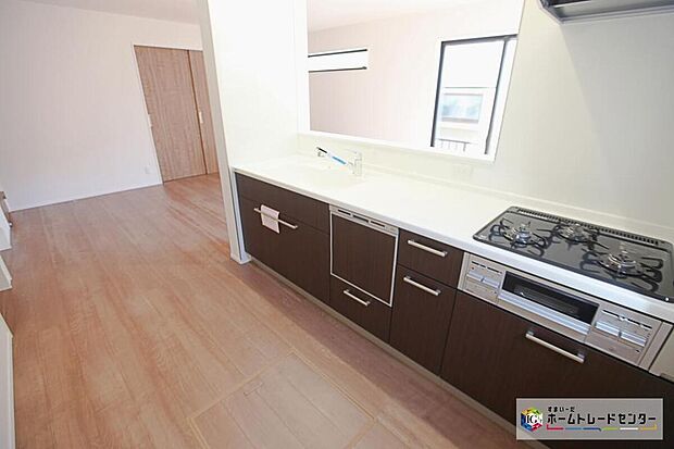 ☆ キッチン ☆
対面式のキッチンですので、リビングで寛ぐご家族をいつも感じられます。会話を楽しみながら家事ができます。