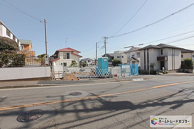 閑静な住宅街に立地します！前面道路は開放感溢れる６．５～９．５m幅☆角地ですので陽当り・通風良好です♪