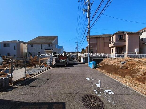 閑静な住宅街に立地します!前面道路は開放感溢れる6.5m幅、陽当り・通風良好です♪
