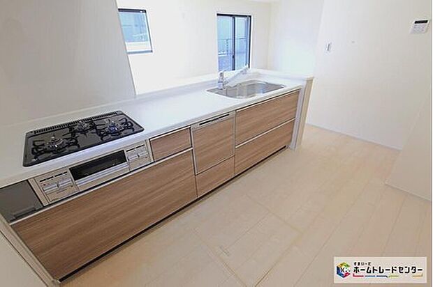 ☆ 食洗機付きシステムキッチン ☆
リビング全体が見渡せるカウンターキッチン☆
家族みんなで料理できるスペースがございます♪