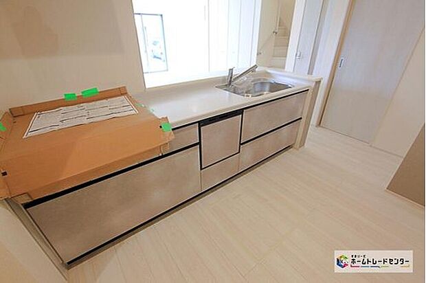 ☆　食洗機付きキッチン　☆
リビング全体が見渡せるカウンターキッチン☆
家族みんなで料理できるスペースがございます♪キッチン奥にはパントリーがございます☆