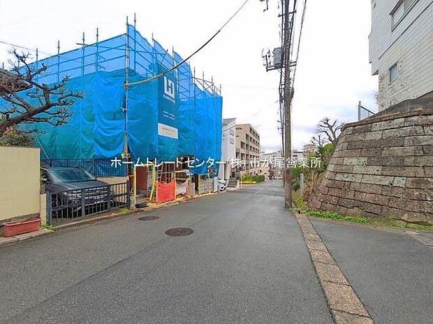 閑静な住宅街に立地します！
「梶ヶ谷小学校」まで徒歩３分☆コンビニ、スーパー、郵便局、中学校も徒歩９分圏内に揃います♪暮らしやすい住環境が魅力です！
