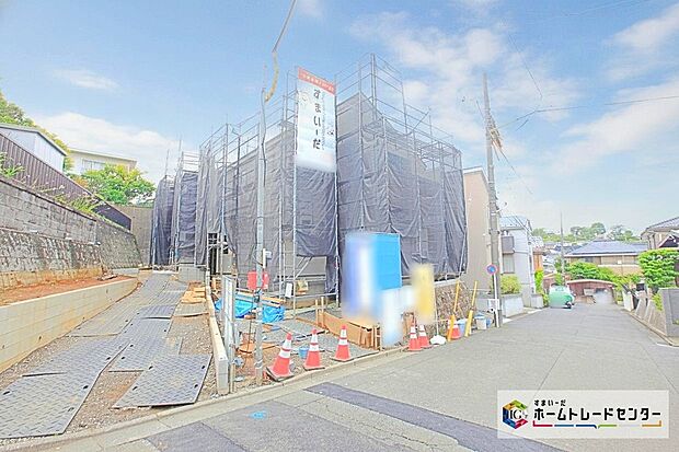 小田急小田原線「生田」駅まで1600m 、徒歩２１分です。またはバス７分「長沢団地」停歩７分です！小田急小田原線「生田」駅から、新宿駅までは乗換なしで約３０分。スーパーも駅前にございます。