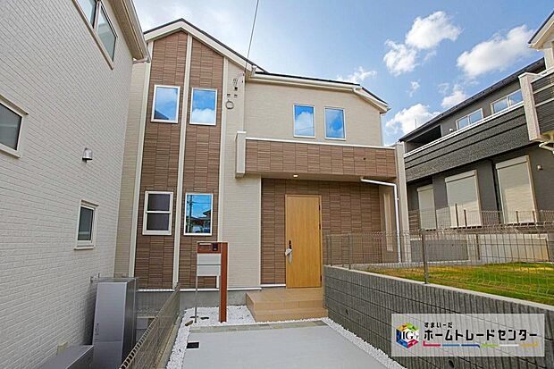 横浜市営地下鉄「川和町」駅まで1200m 、徒歩15分です。「川和町」駅周辺には公園も多く、子育てに適した穏やかな街並。2駅先は「センター南」駅、3駅先は「センター北」駅と、週末のお出かけも充実します