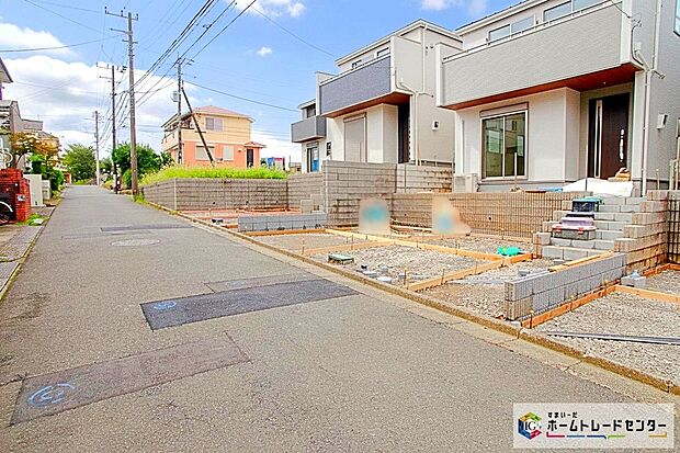 小田急電鉄「新百合ヶ丘」駅まで1700m 、バス10分「千代ケ丘小学校入口」停歩2分です♪駅前に大型商業施設が並ぶ、お洒落な雰囲気が人気の街。