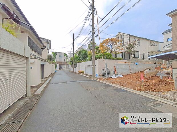 閑静な住宅街に立地します♪
前面道路は開放感溢れる６m幅、陽当り・通風良好☆駐車もらくらくです！