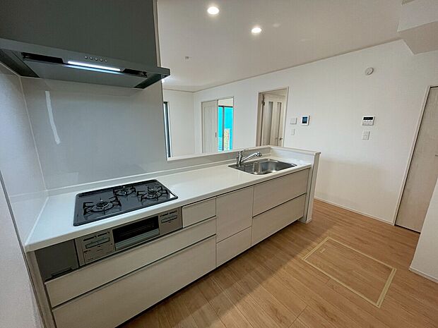 【システムキッチン】見栄えもよくお手入れもスムーズに出来ます。豊富な収納力もございますので、キッチンスペースをスッキリとお使い頂けそうです。