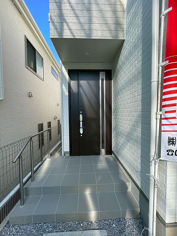 【カラーモニターインターホン】録画機能もあり、どのような人が何時に来訪されたのかが分かります。防犯上はもちろん、お届け物などの把握にも便利です。ライトが付いているので、夜間でも安心です。