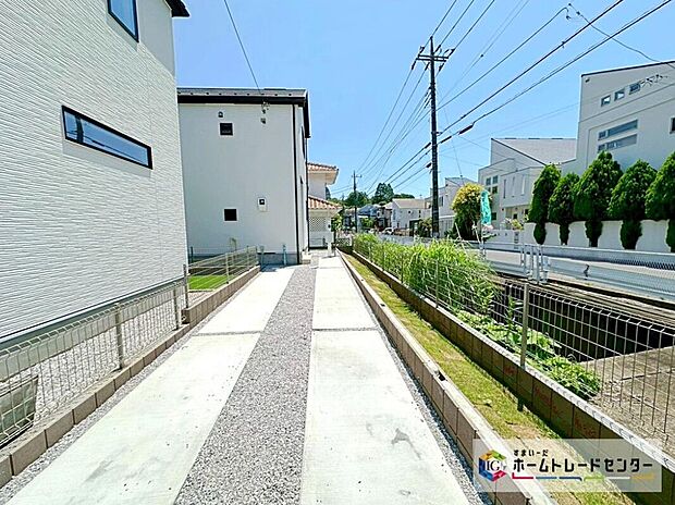 【現地外観写真】【　カースペース　】
カースペースは嬉しいコンクリート仕上げとなっております。雨の日も足元を気にせず外出できます。自転車を置く際も快適です。