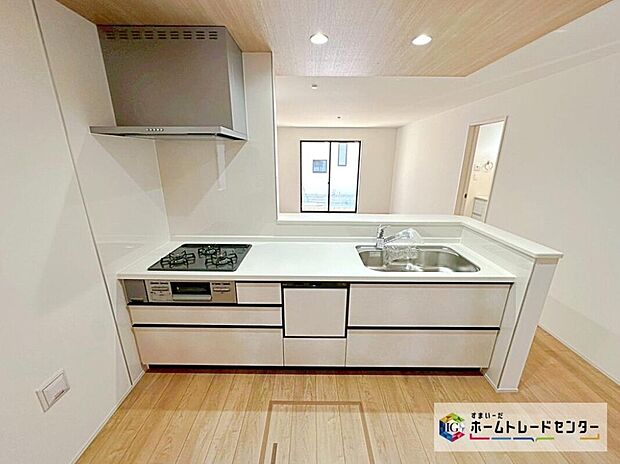 【【　キッチン　】】人工大理石トップ仕様の高級感のあるシステムキッチン。食洗機や浄水器、ハンドシャワーなど、高機能付きです。サポート力◎で、家事も快適スムーズに出来そうです。