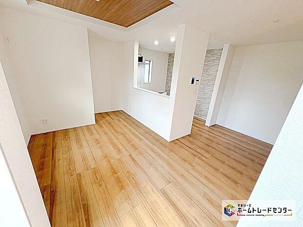 【2階リビング】2階リビングは陽当り・風通し共に良好で、ご家族みんなで過ごす空間をより居心地良くしてくれます