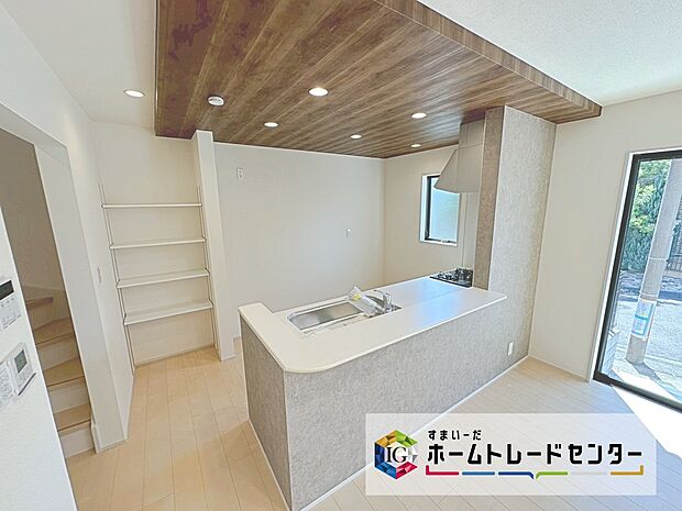 【パントリー】キチン背面には収納がございます！可動棚ですので収納しやすくなっています！キッチン用品は勿論、文具や書類なども収納できます。