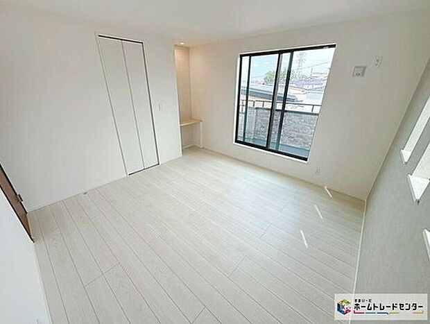 【☆洋室☆】アクセントクロスが高級感も演出♪
2面採光と合わせて、3つの窓があるため、陽当たり&風通し良好です!