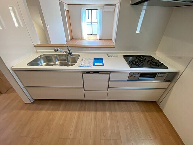 【システムキッチン】見栄えもよくお手入れもスムーズに出来ます。豊富な収納力もございますので、キッチンスペースをスッキリとお使い頂けそうです。