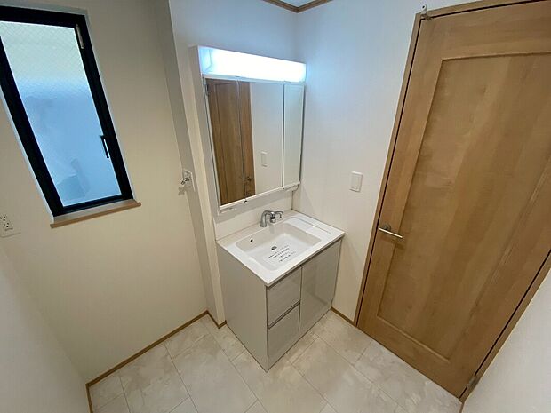 【洗面化粧台】サニタリースペースには窓が備えられております。毎朝の身支度も、陽の光差し込む明るい空間で、快適にお使い頂けそうです。