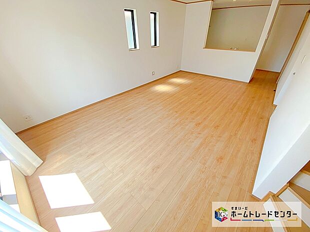 【リビング】☆ リビング ☆
広々とした開放感あふれるリビングです。ゆったり寛げる充分な広さがございますので、ご家族でインテリアのレイアウトを考えるのも楽しみになりそうです。