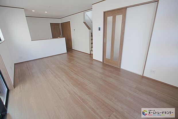 【リビング】大きな窓のあるリビングは、陽光あふれる明るい空間です。居心地良く、ご家族皆がゆったり寛げる憩いの空間となりそうです。