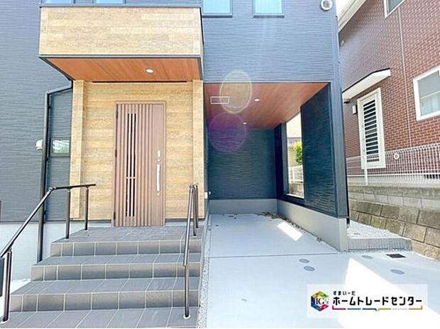 【ビルトインガレージ】角地の開放感ある立地です！お車の駐車もスムーズに行えそうです。