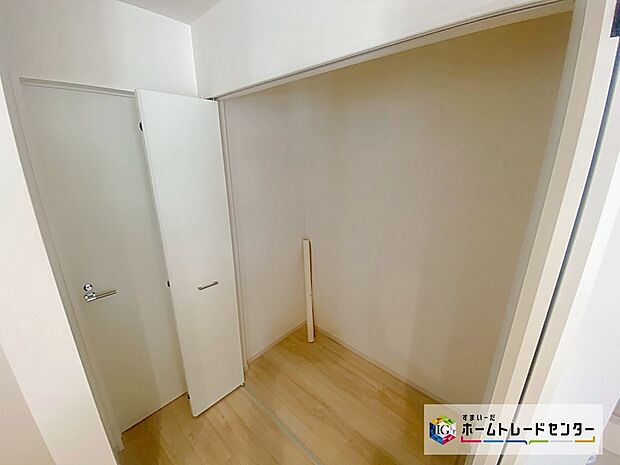 【【パントリー】】ミネラルウォーターや調味料など、まとめ買いしても置き場所の心配がいりません。育ちざかりのお子様を持つママにとっても嬉しいスペースです。