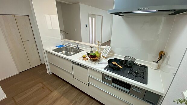 【食器洗浄乾燥機】忙しい奥様の味方、後片付けもラクラクなビルトイン食洗機付き。洗い終わった食器の水切りや乾燥としても便利です。