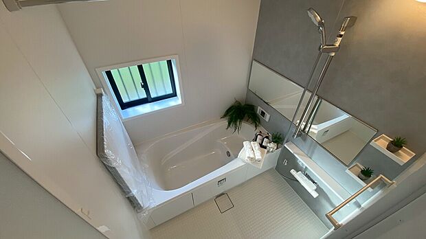 【浴室換気乾燥機】雨の日や冬場のお洗濯に嬉しい装備。濯物を乾かすだけでなく、入浴度に換気機能で湿気を排出できるためカビの防止にもなります。