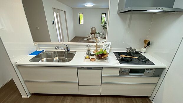 【システムキッチン】見栄えもよくお手入れもスムーズに出来ます。豊富な収納力もございますので、キッチンスペースをスッキリとお使い頂けそうです。