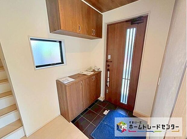 【玄関】家の中でお客様を迎える最初の場所である玄関は、家の印象そのものです！豊富な玄関収納で、常に綺麗に保つことが出来ます♪
